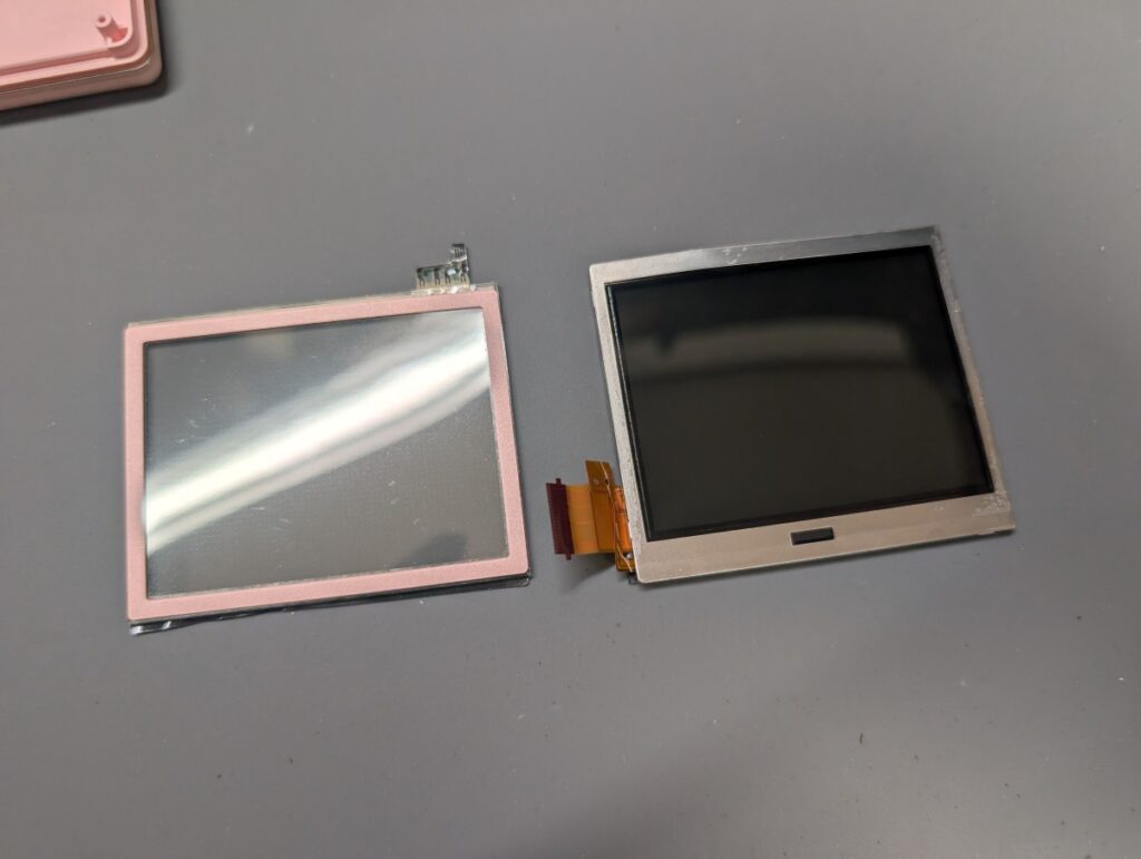 DSLiteの下画面からタッチパネルを外した後の写真