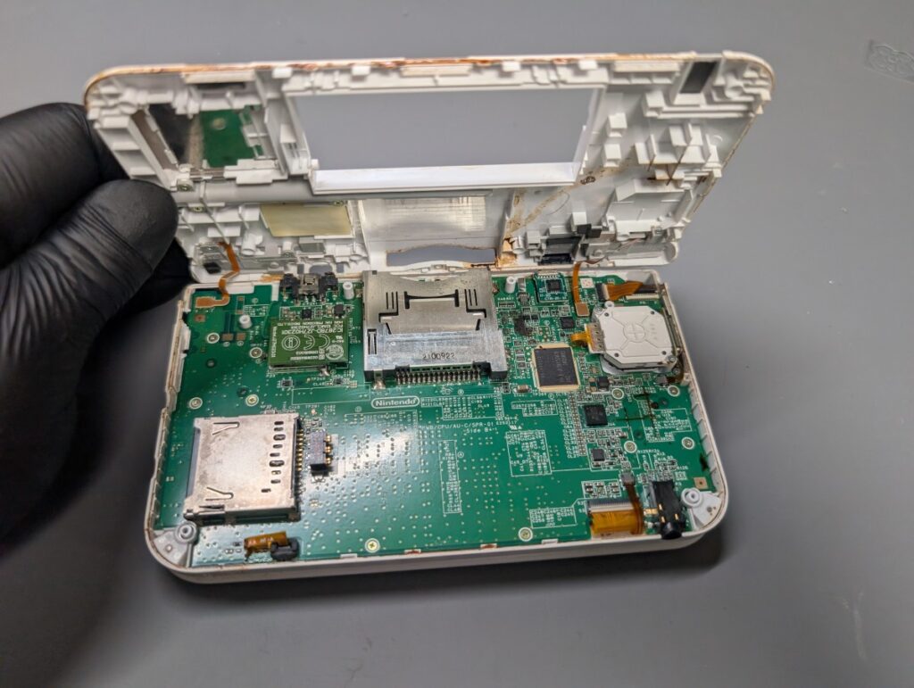 3DSLLのボタン修理後の組み立て時の写真