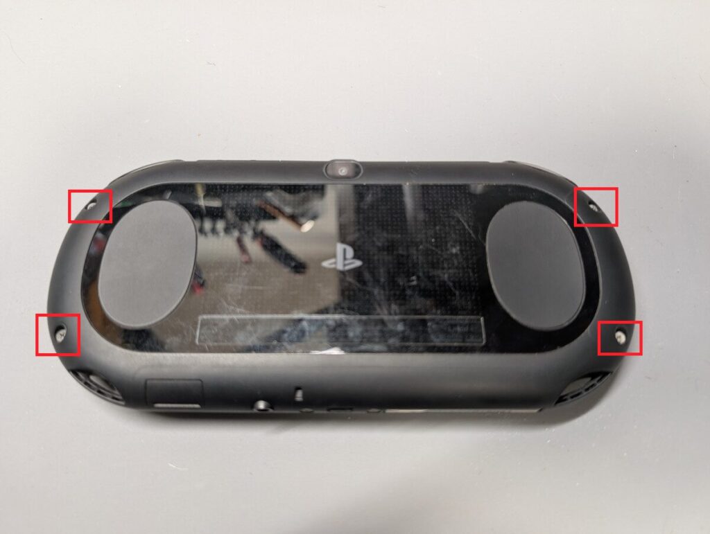 PS Vita PCH-2000の背面カバー固定ネジの位置画像