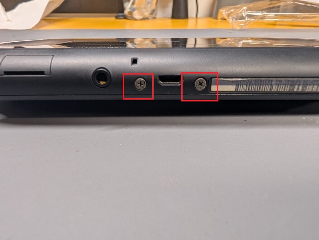 PS Vita PCH-2000の背面カバー固定ネジの位置画像