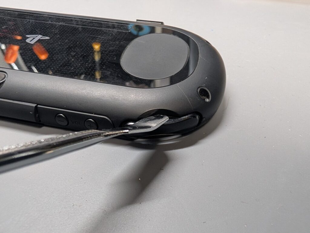 PS Vita PCH-2000の背面カバーを取り外し時の写真