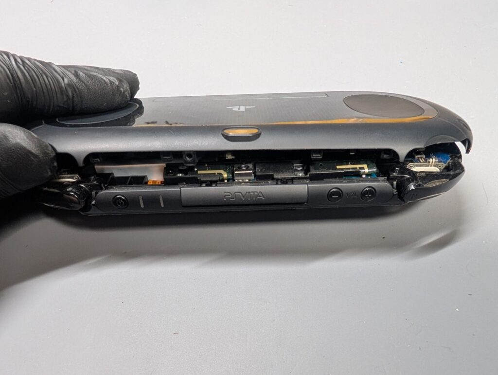 PS Vita PCH-2000の背面カバーを取り外し時の写真
