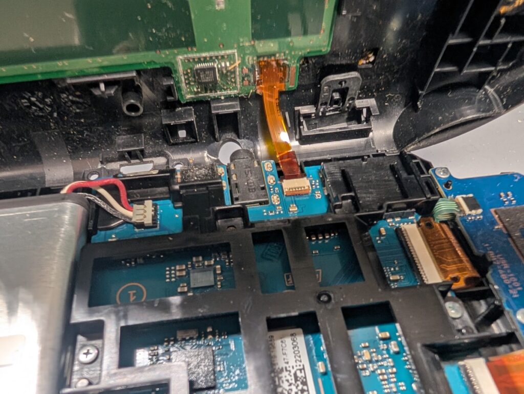 PS Vita PCH-2000の背面カバーを取り外し後にケーブルを抜いているときの写真