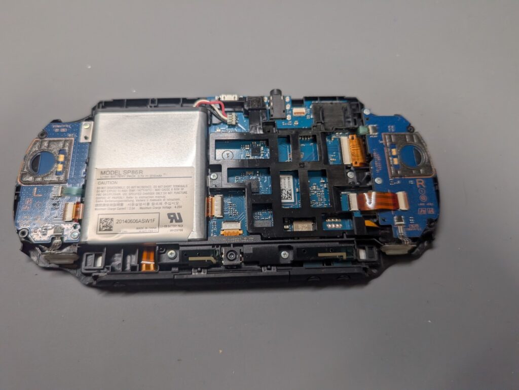 PS Vita PCH-2000の内部の写真