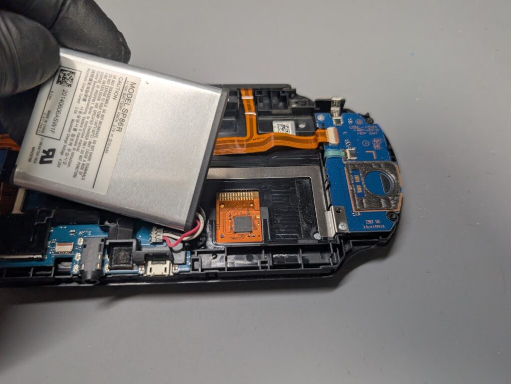 PS Vita PCH-2000のバッテリー取り外し時の写真