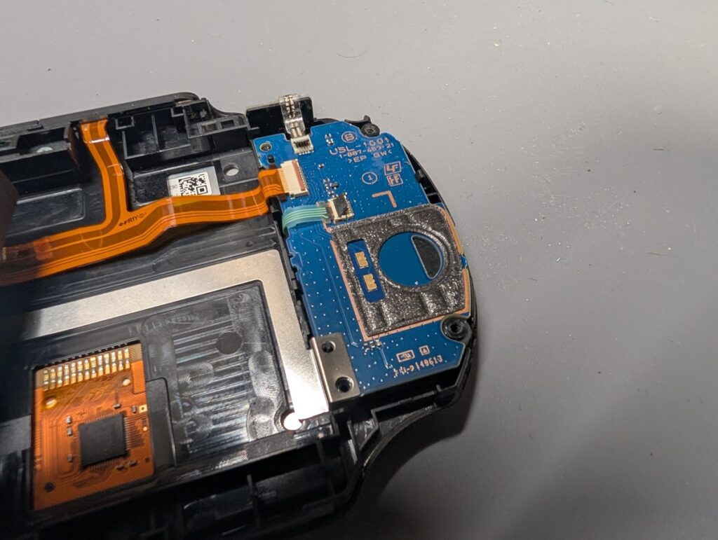 PS Vita PCH-2000の左側アナログスティック基板のケーブルを抜いているときの写真