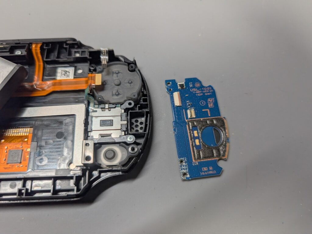 PS Vita PCH-2000の左側アナログスティック基板を取り外し後の写真