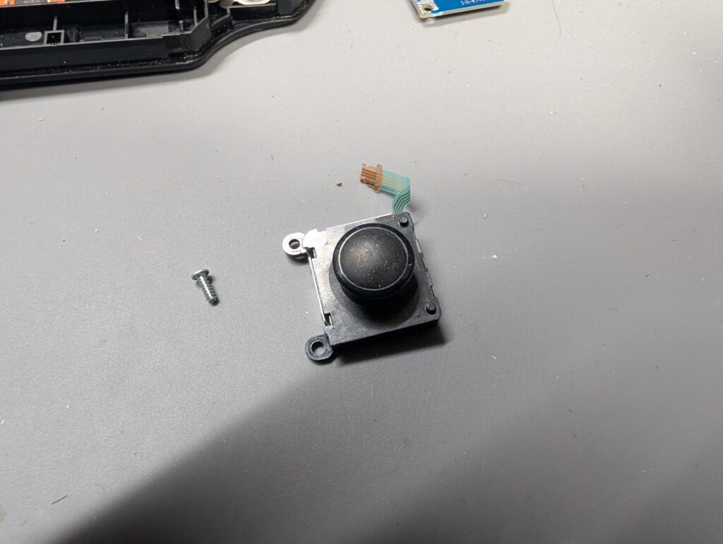 PS Vita PCH-2000の左側アナログスティックの写真
