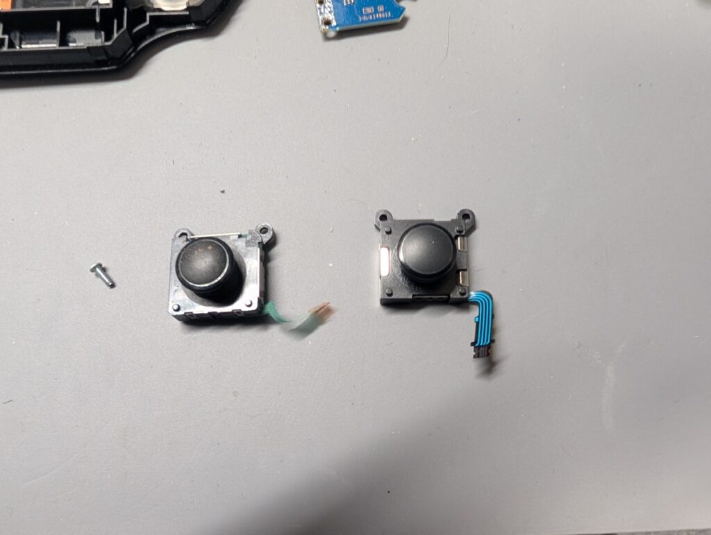 PS Vita PCH-2000の左側アナログスティックの古いのと新しい物の比較写真