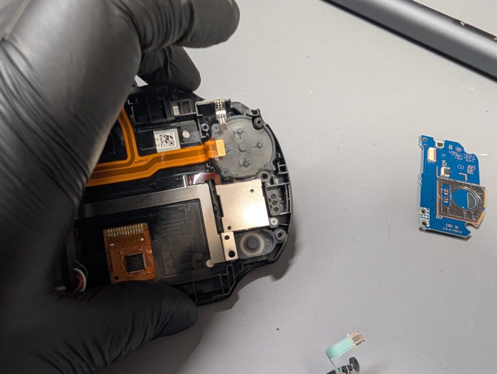 PS Vita PCH-2000の左側アナログスティックを交換しているときの写真