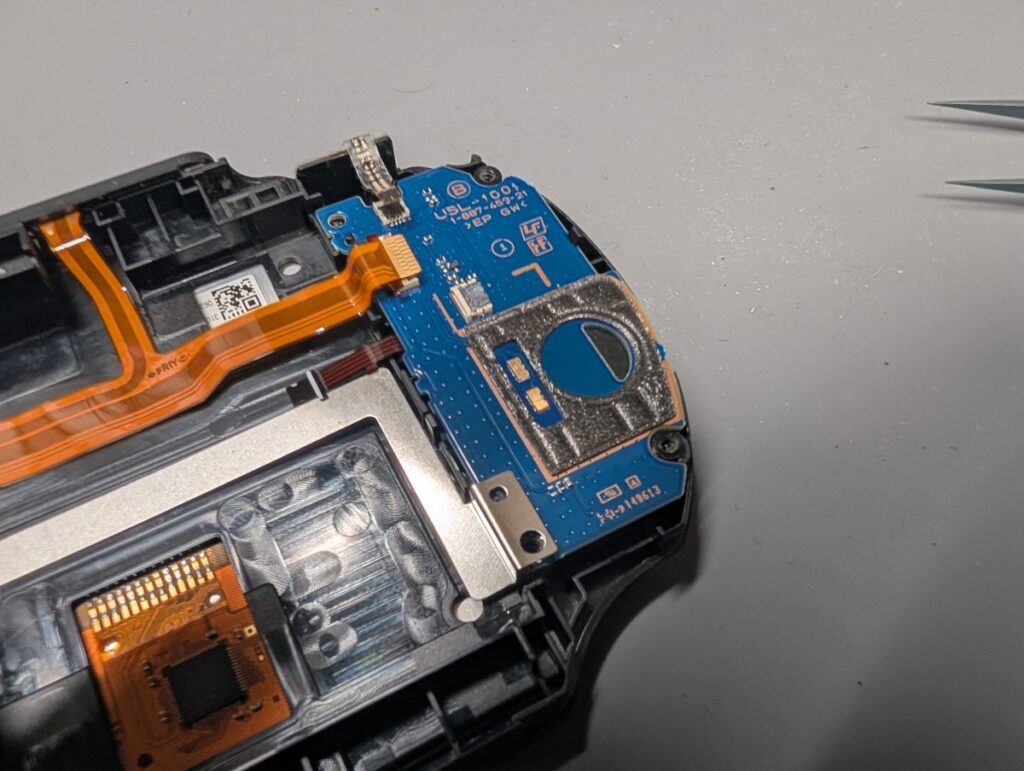 PS Vita PCH-2000の左側アナログスティックを交換後に基板を取り付けているときの写真