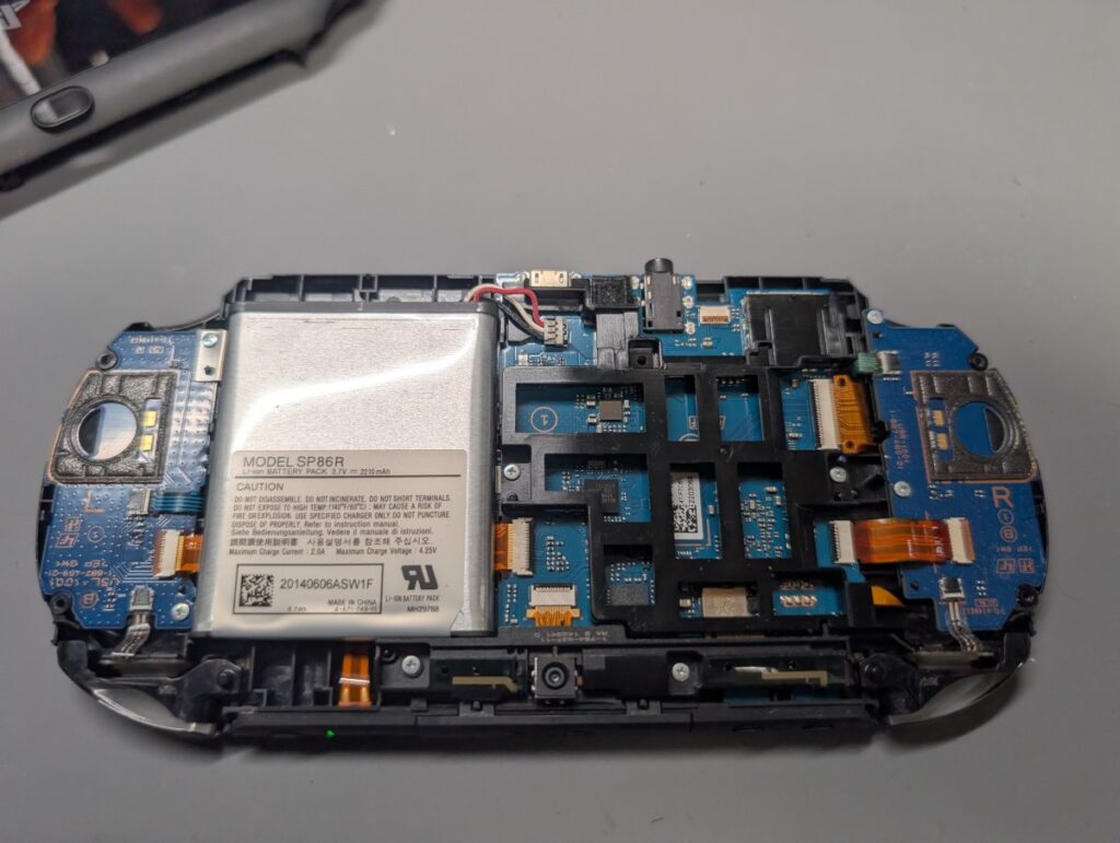 PS Vita PCH-2000の左側アナログスティック交換後の組み立て時の写真