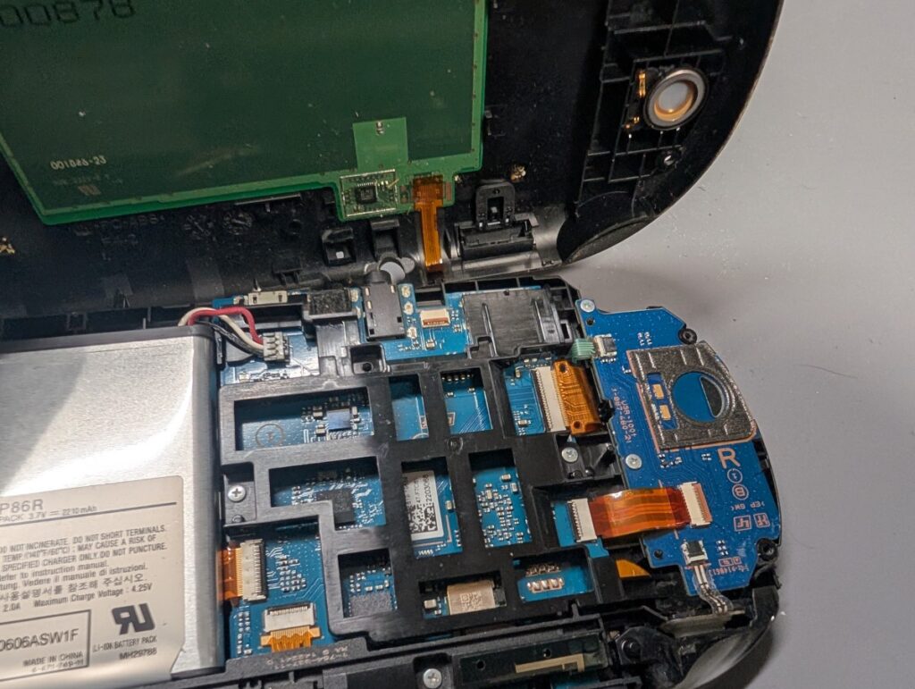 PS Vita PCH-2000の左側アナログスティック交換後の組み立て時の写真