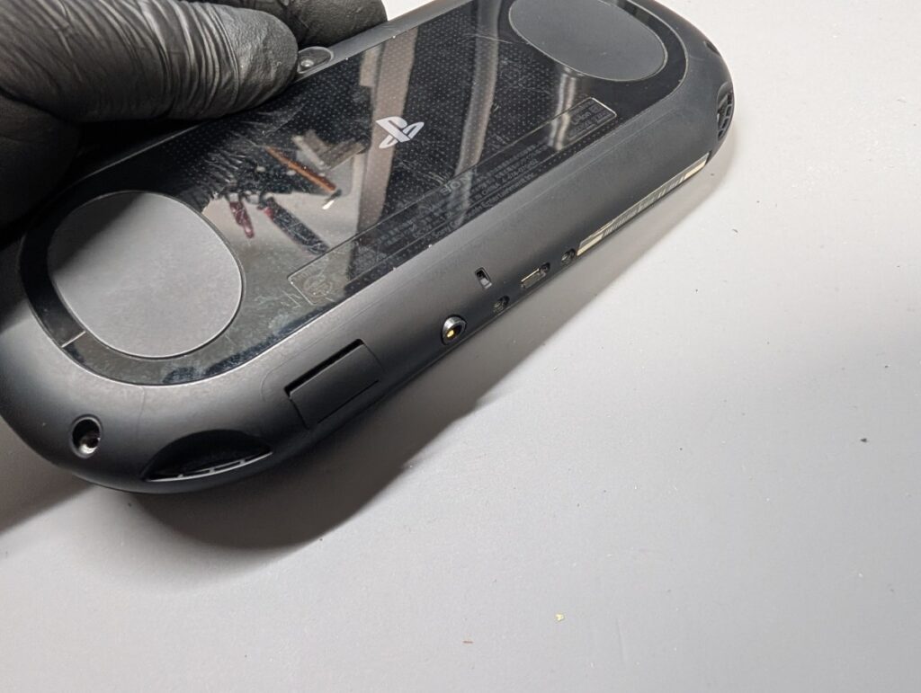 PS Vita PCH-2000の左側アナログスティック交換後の組み立て時の写真
