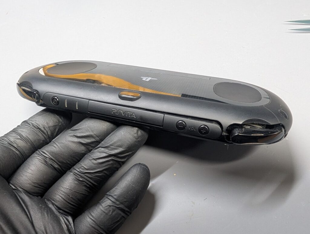 PS Vita PCH-2000の左側アナログスティック交換後の組み立て時の写真
