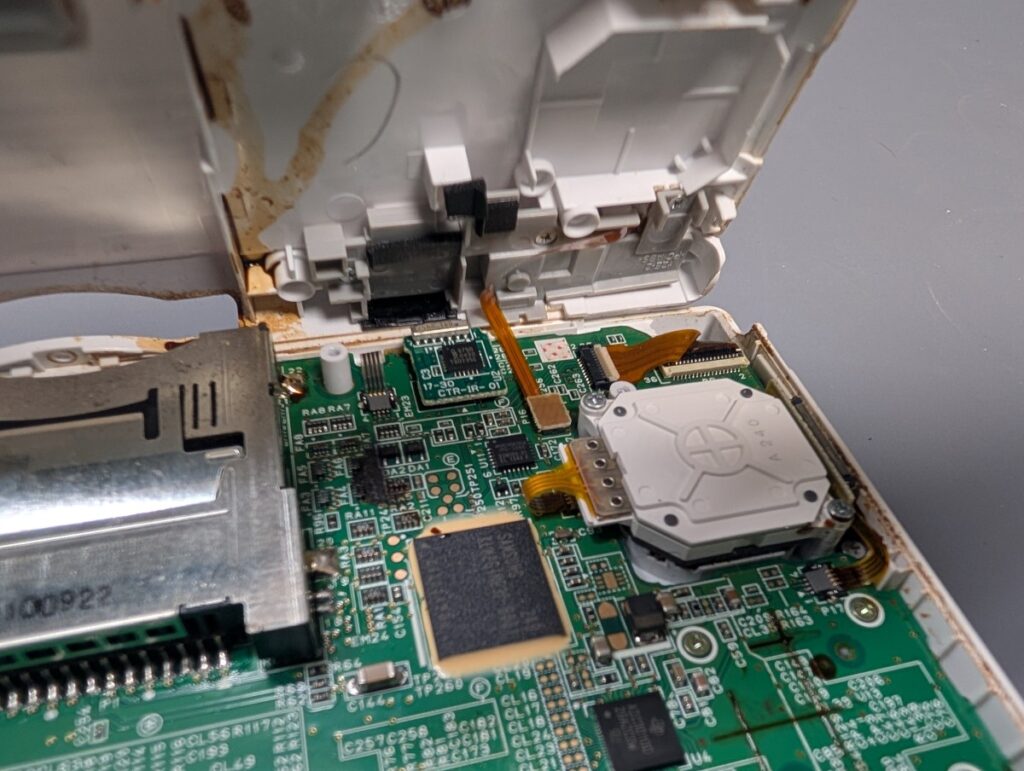 3DSLLのLボタンケーブルと基板の画像