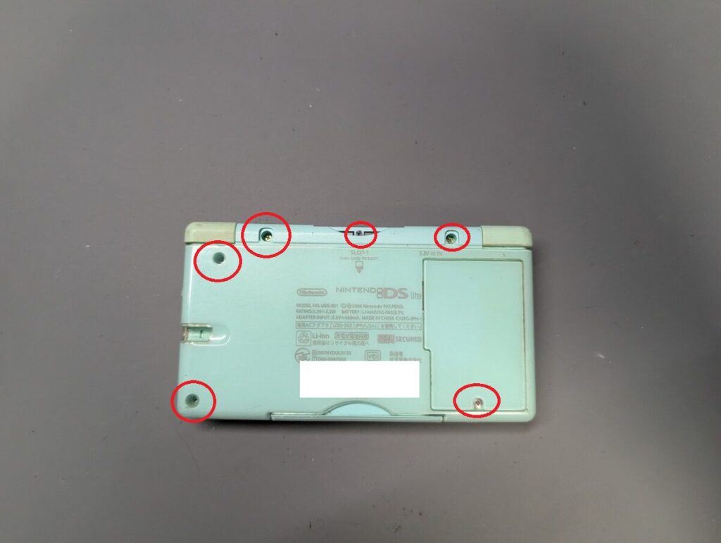 DS Liteの裏カバーのネジ位置画像