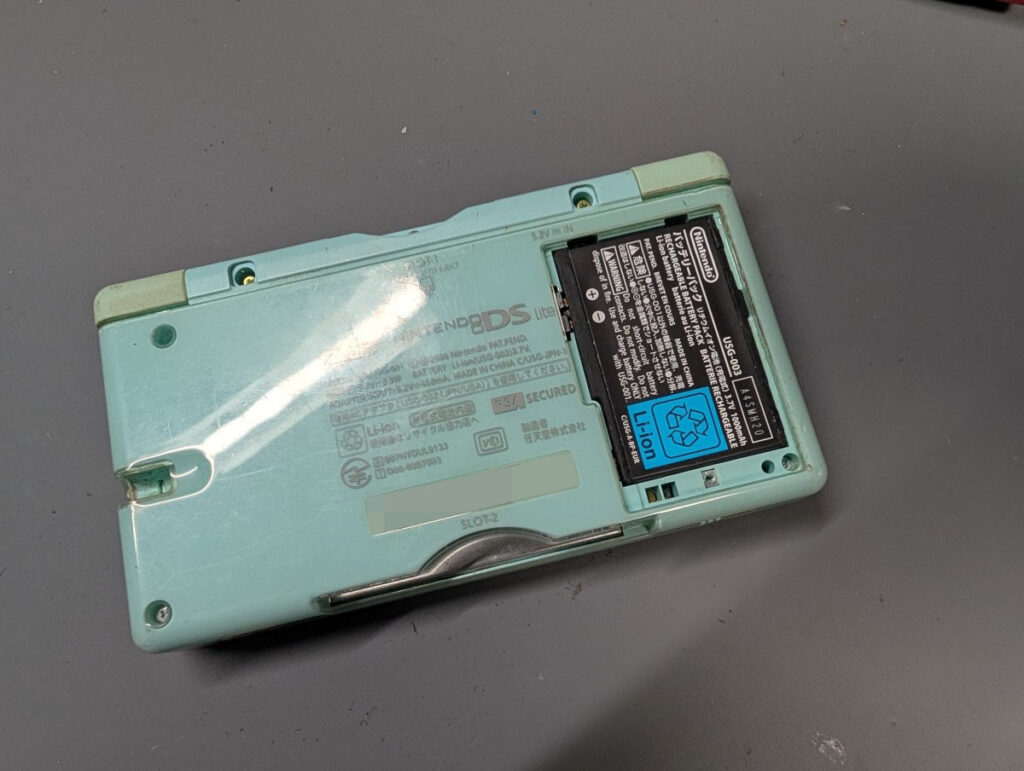 DS Liteのバッテリーカバーを外した後の写真