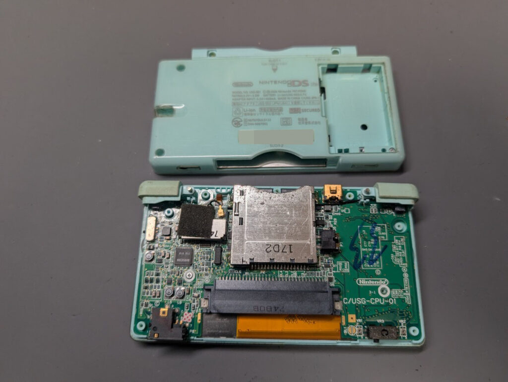DS Liteの背面カバーを外した後の写真