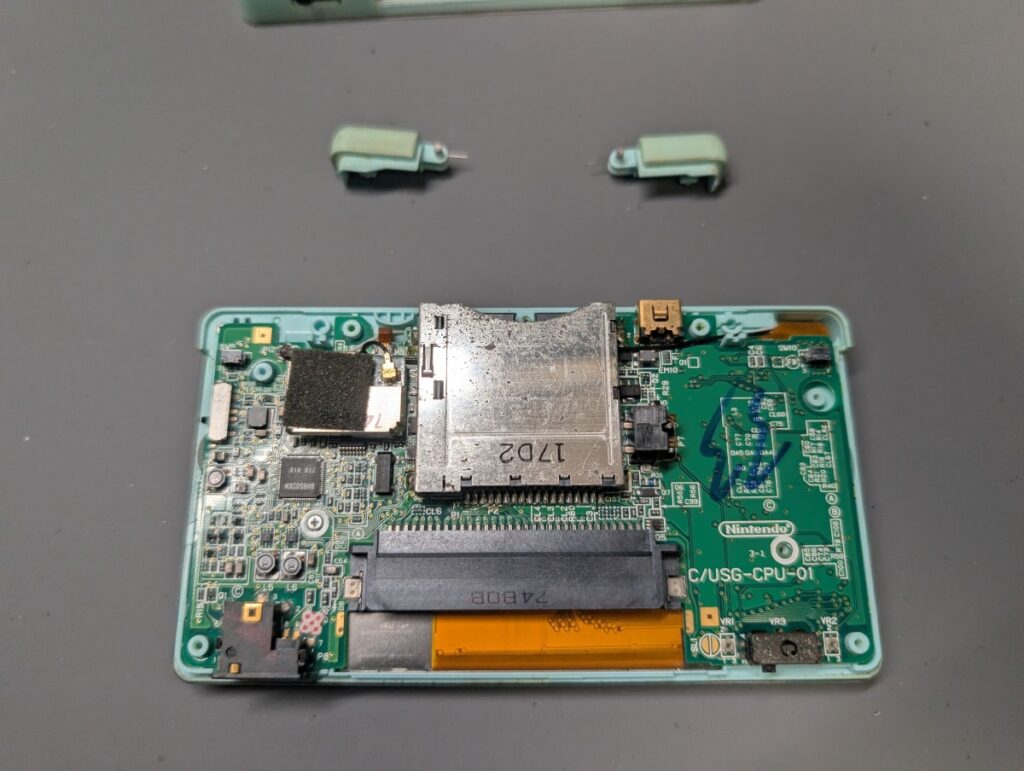 DS LiteのRボタン、Lボタンを外した後の画像