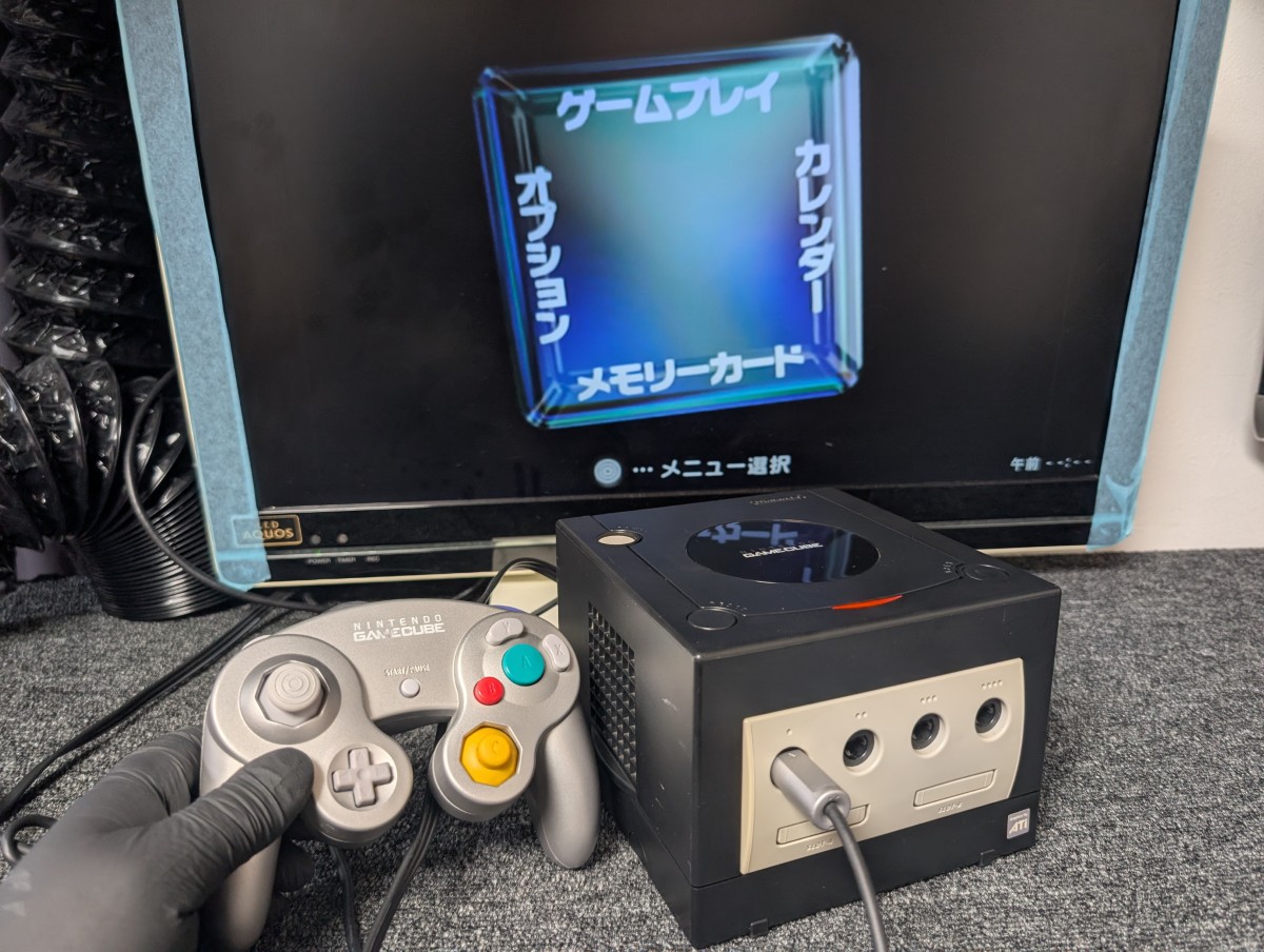 ゲームキューブ本体とモニター画面の写真