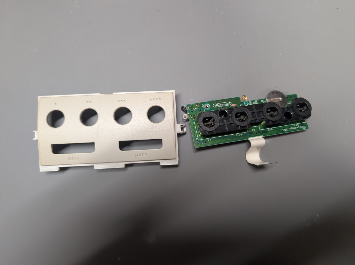 ゲームキューブのコントローラースロットの写真