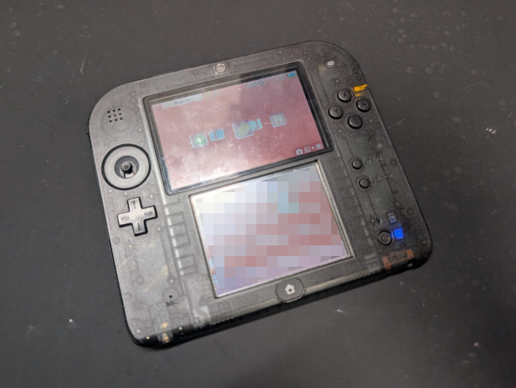 スライドパッドが破損した2DSの写真