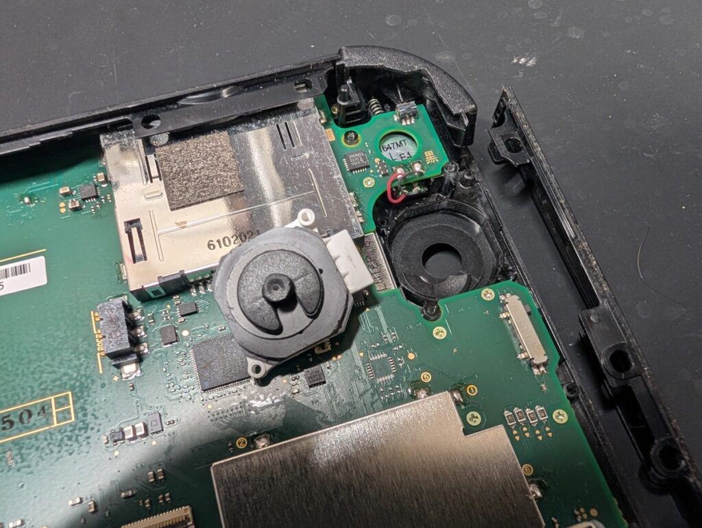 2DSのスライドパッド交換時の様子