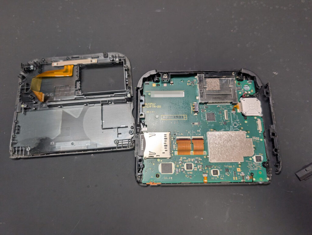 2DSのスライドパッド交換時の様子
2DSの内部の写真