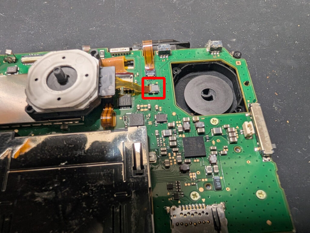 2DSLLのスライドパッドケーブル取り付けコネクターの写真