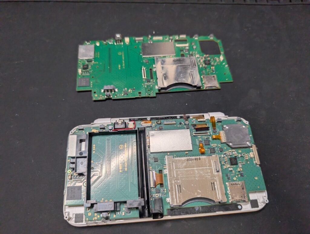 2DSLLの基板入れ替え時の様子