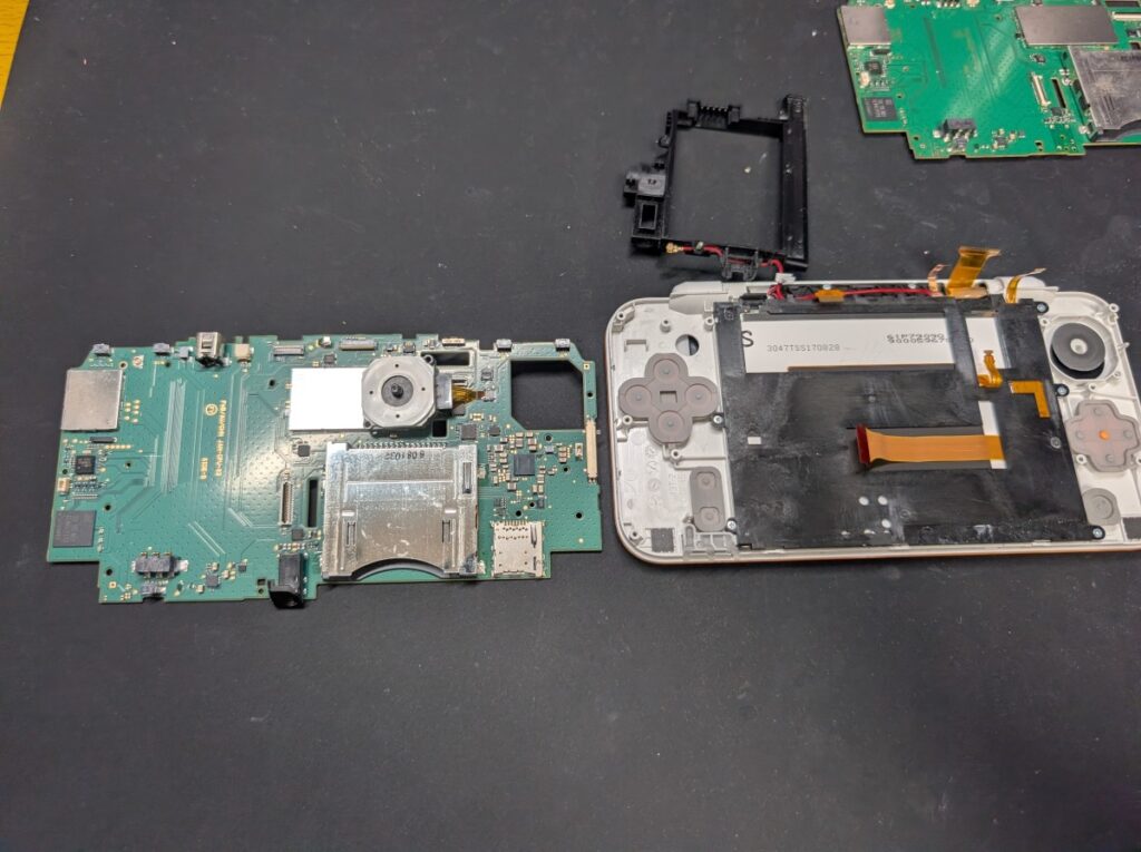 2DSLLの基板入れ替え時の様子