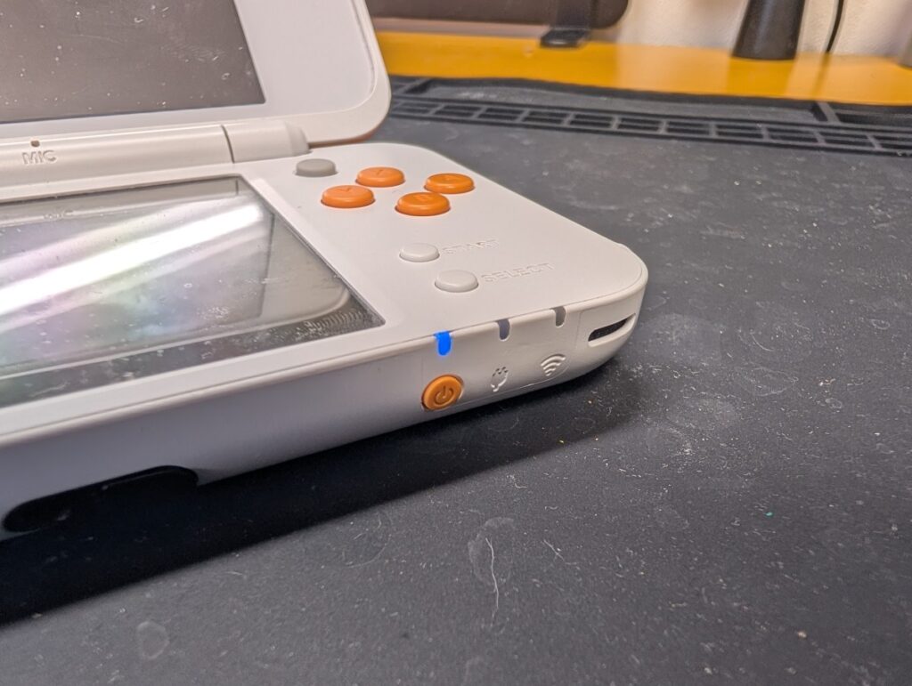 2DSLLの電源ランプ部分の写真