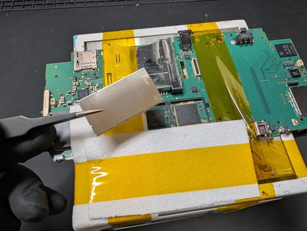 2DSLLの基板点検時の様子
CPUカバー取り外し時