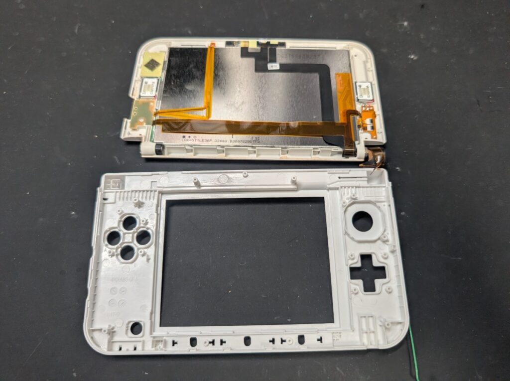 3DSLLのヒンジ修理時の様子
新しいハウジングの写真