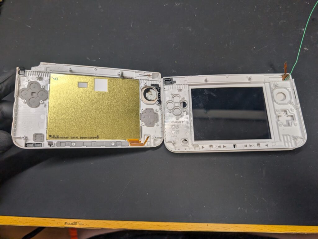 3DSLLのヒンジ修理時の様子
古いハウジングから部品を移植時の写真