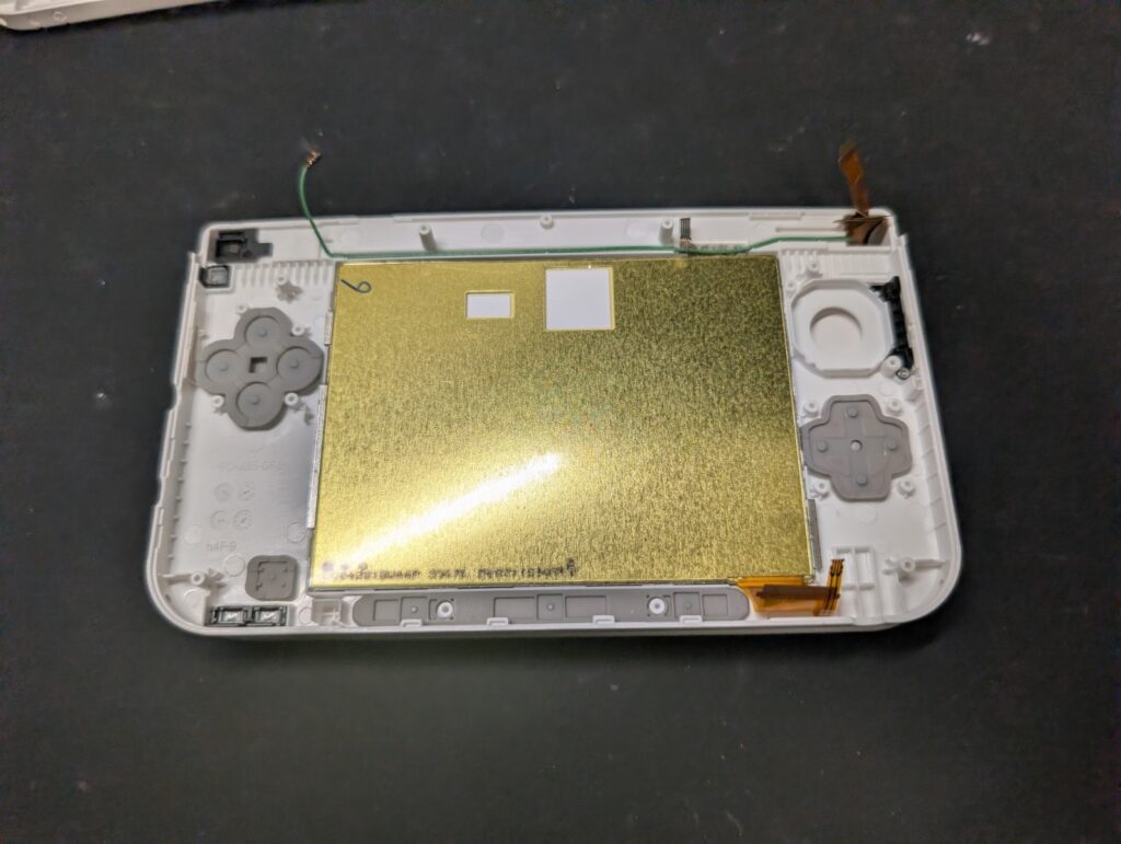 3DSLLのヒンジ修理時の様子
新しいハウジングに下液晶などを取り付けた後の写真