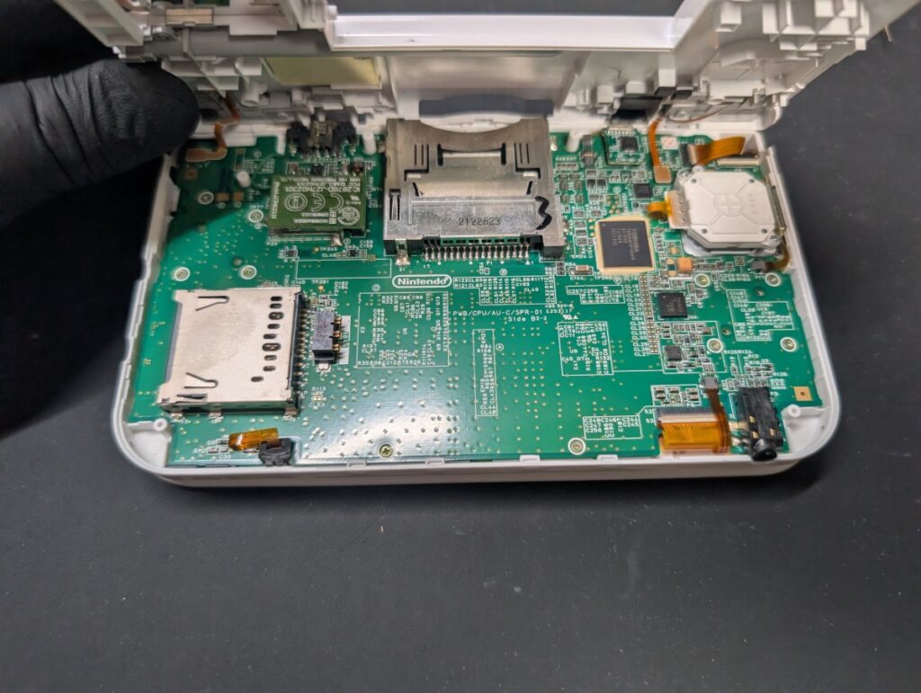 3DSLLのヒンジ修理後の組み立て時の様子