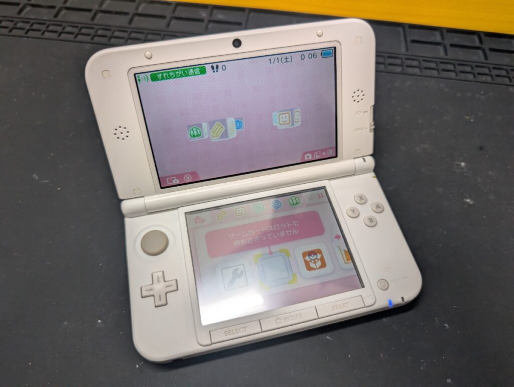 3DSLLのヒンジ修理後の動作確認時の様子