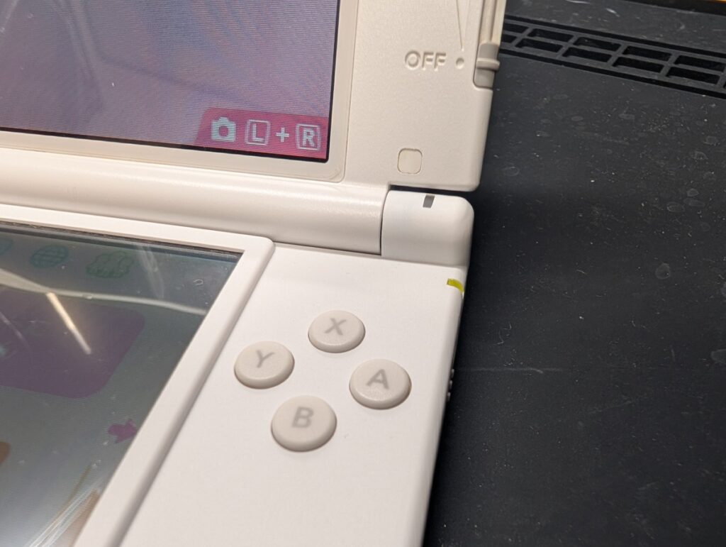 3DSLLのヒンジ修理後の動作確認時の様子
修理されたヒンジ部