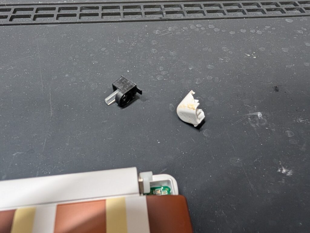 3DSLLのヒンジロックパーツの写真