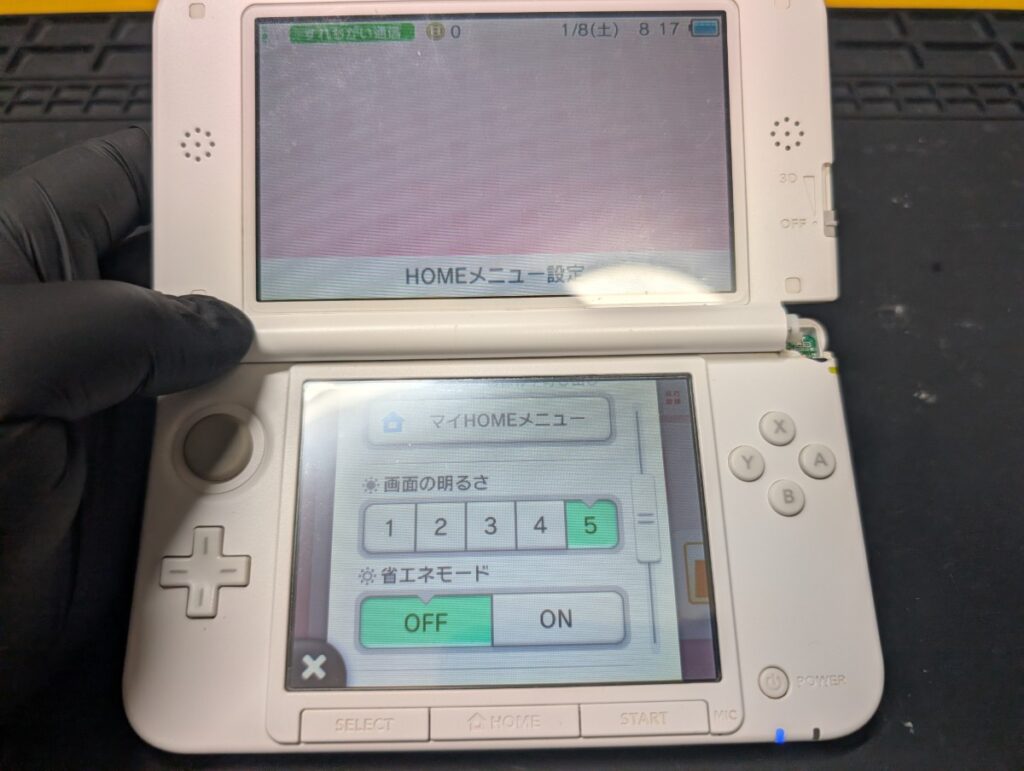 ヒンジ部分が破損した3DSLLの写真