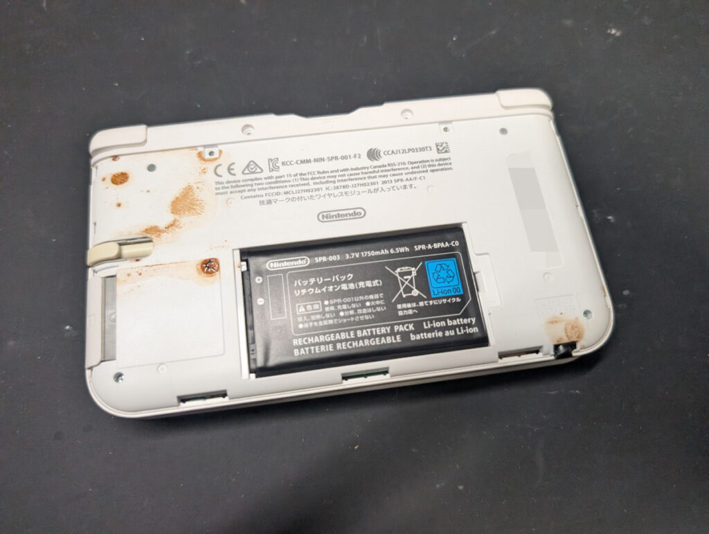 3DSLLの分解時の様子
本体裏側の写真
