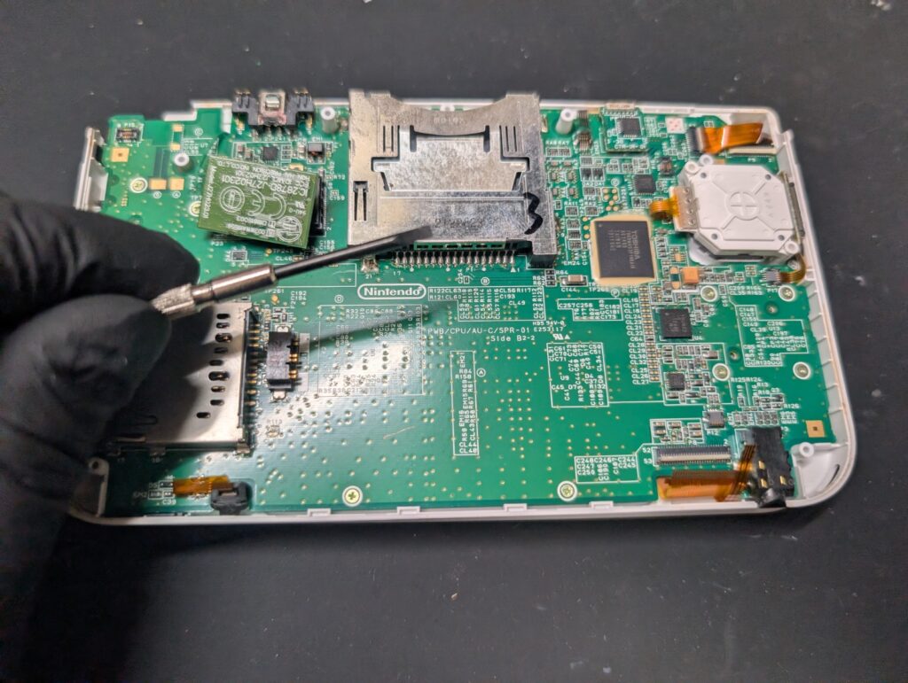 3DSLLの分解時の様子
ケーブル取り外し時の写真