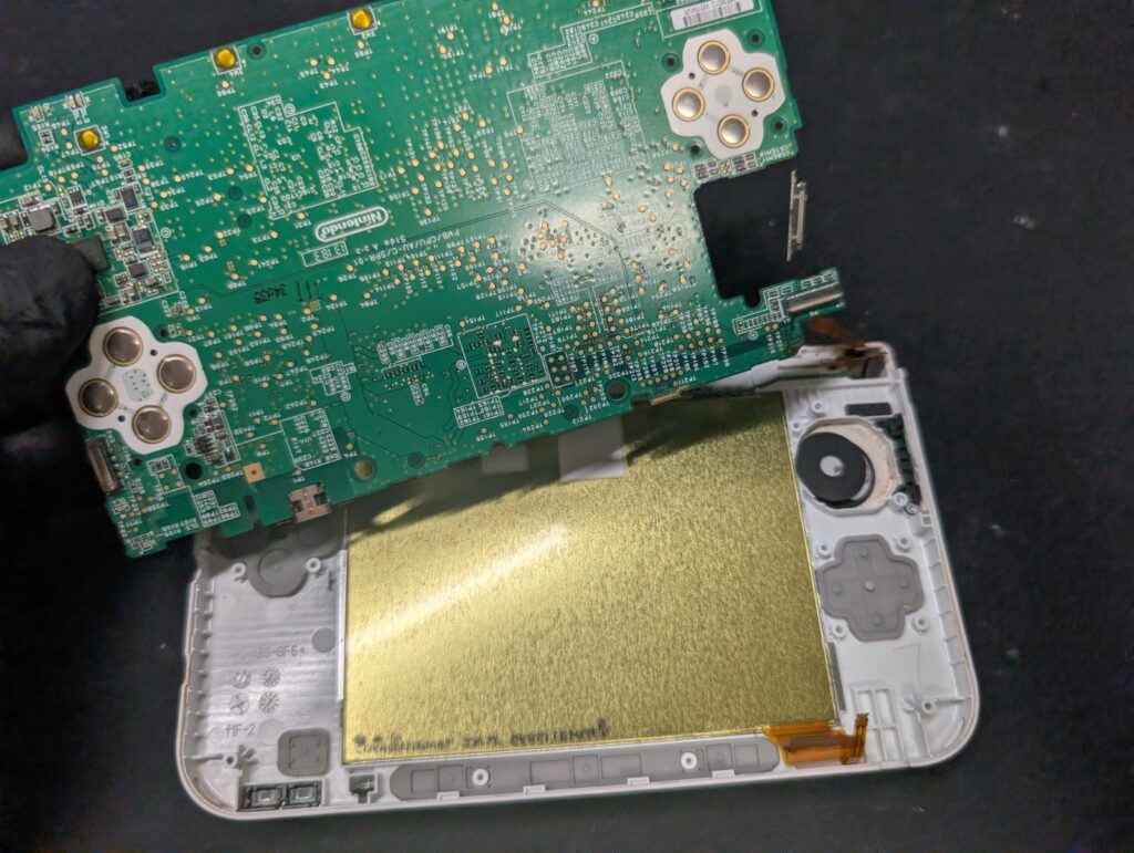 3DSLLの分解時の様子
基板取り外し時の写真