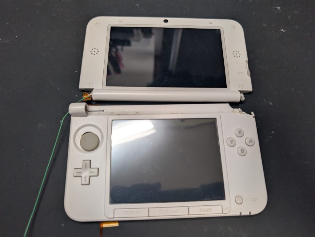 3DSLLの分解時の様子
上下分離時の写真
