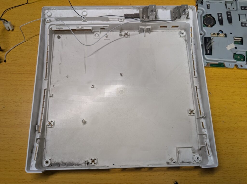 CECH-2000Bの汚れた下側カバーの写真