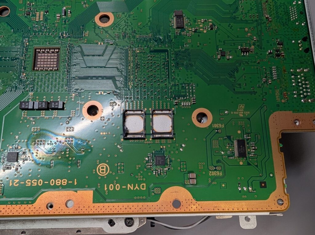 CECH-2000Bの電源が入らない故障の修理時の様子
劣化したプロードライザの内部