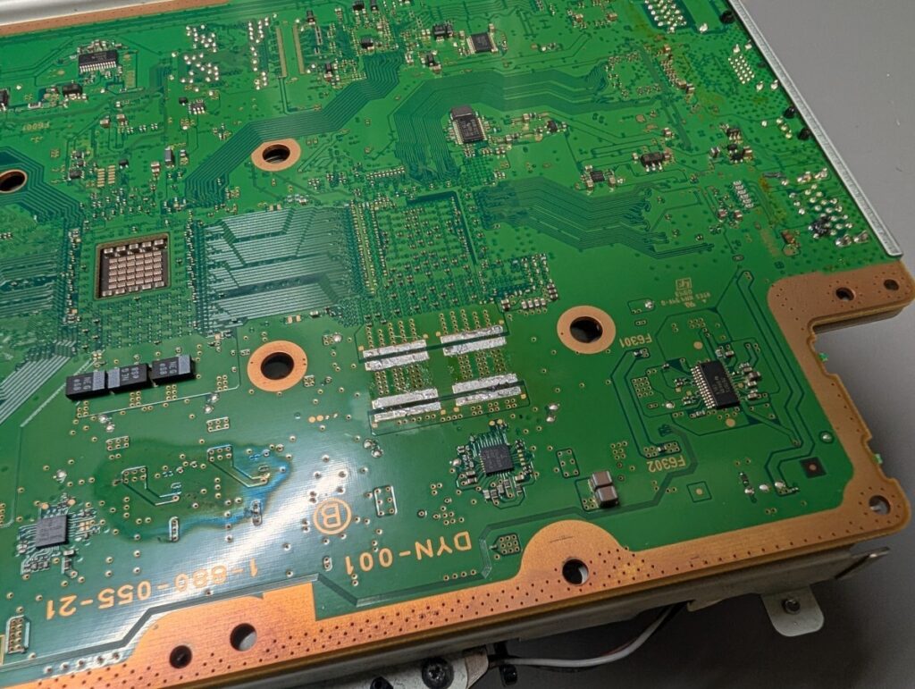 CECH-2000Bの電源が入らない故障の修理時の様子
プロードライザの撤去後の写真