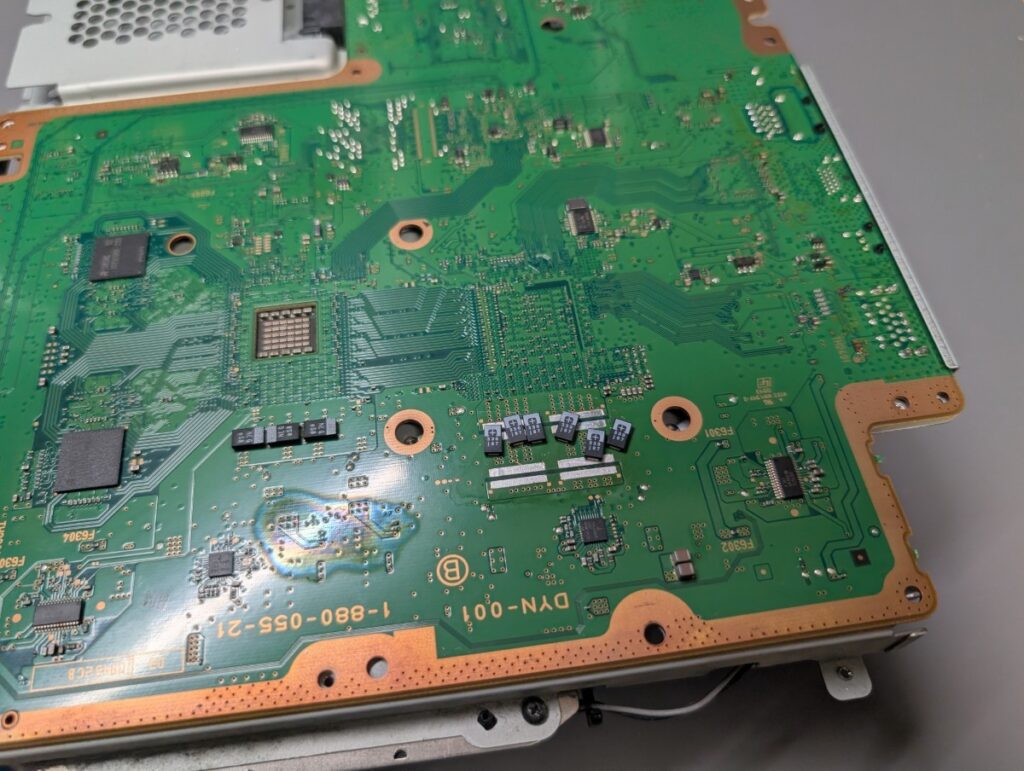 CECH-2000Bの電源が入らない故障の修理時の様子
POSCAPコンデンサ取り付け時